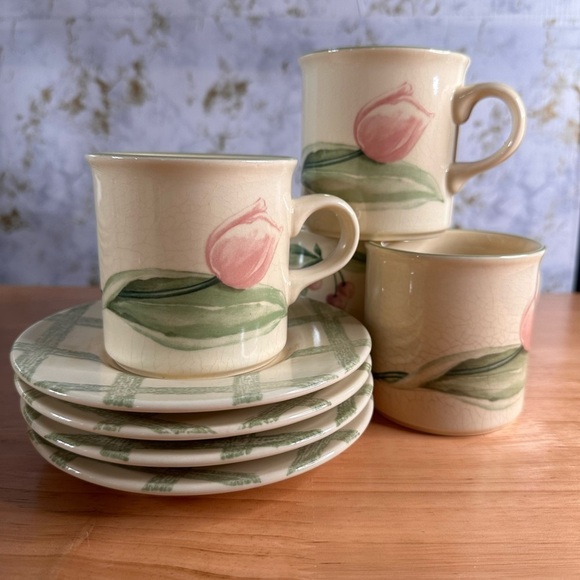 Pfaltzgraff Other - Pfaltzgraff set of 4 cups / saucers in amazing vintage condition